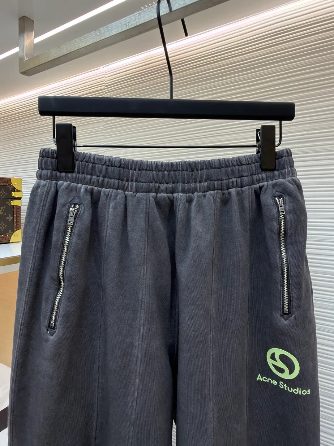 Acne Studios distressed logo trousers ●Original version: purchased and developed for 5500 ●Item number: 1682336-B10 ●Fabric: cloud velvet fabric ●Technology: made by ancient stone grinding ●Color: gray ●Version: loose version ●Weight: about 725 grams ●Size: The restrained aesthetics of cool tones sublimates dressing into a tonal narrative. The Acne Studios logo is embedded in the front of the trouser legs with a hidden edge, making the logo an invisible medal. It is based on the rhythm of the body. Irregular three-dimensional pleats are carved on the trousers, and the layering is full. It blooms proudly like a work of art and becomes the leader of fashion trends. Infrared positioning heat transfer process. Infrared positioning Acne Studios logo pattern for more precise positioning. Use heat transfer materials for processing. The fabric is baked to fix the printed pattern. It is firm and durable and beautiful. The ancient method of stone grinding + hand-wrinkling uses natural pumice and biological enzymes to repeatedly rub the trousers to simulate the natural fading effect of wear and tear. The irregular three-dimensional pleats are formed by hand-wrinkling, and the washing and coloring process are used to make the clothes old. The special desizing agent is preferred, and then the fabric is soaked in it to be evenly sized. After desizing, it is finally rinsed. The workmanship is extremely complicated and the loss is high. The overall wiring is straight and delicate, the fabric is comfortable and soft, and the color is consistent without color difference. It can be matched with the same style to create a fashionable look and control various occasions. Customized accessories, complete with three standards, same style for men and women!